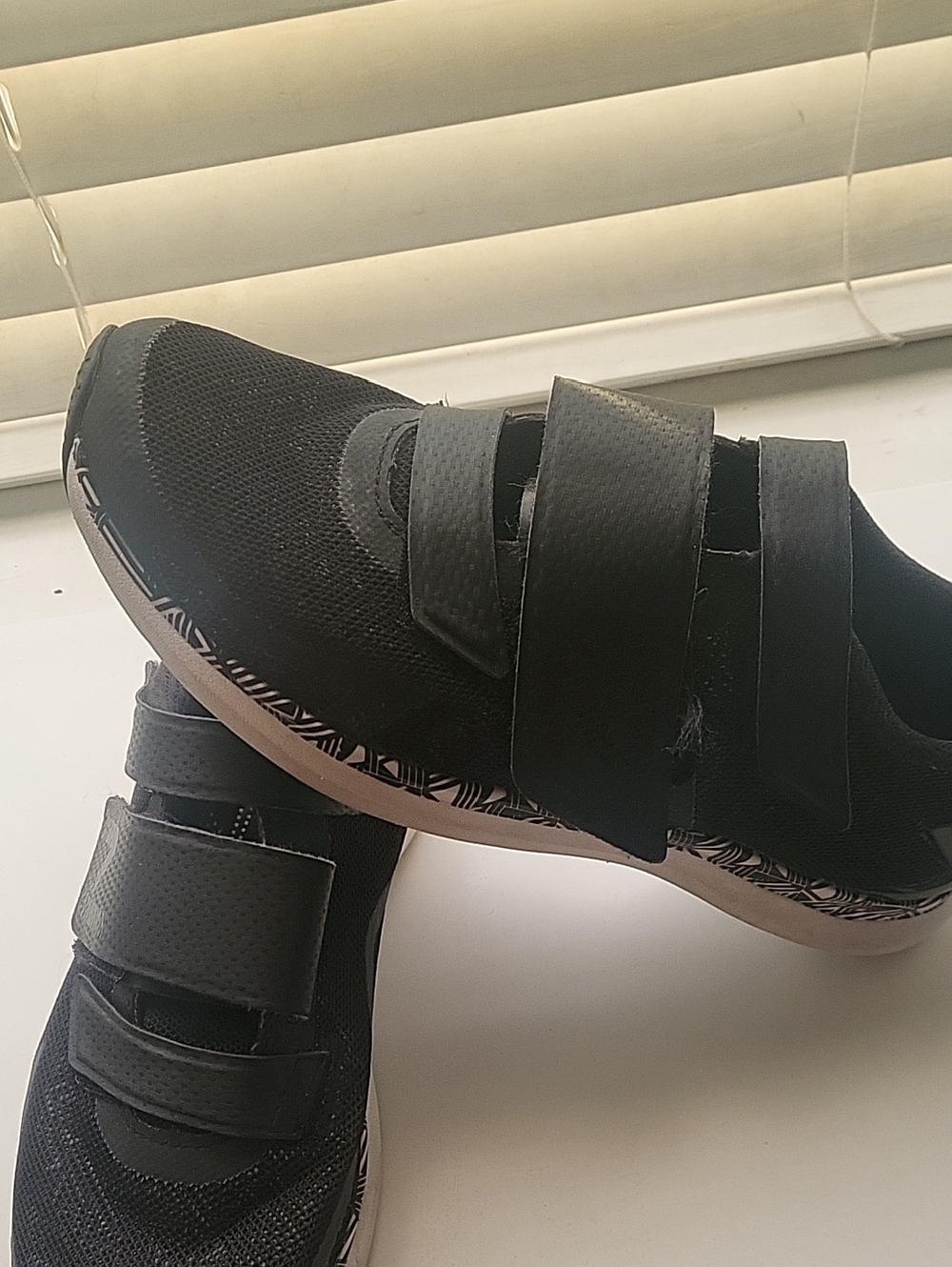 Black Velcro Strap Cycling Shoes Size 7.5